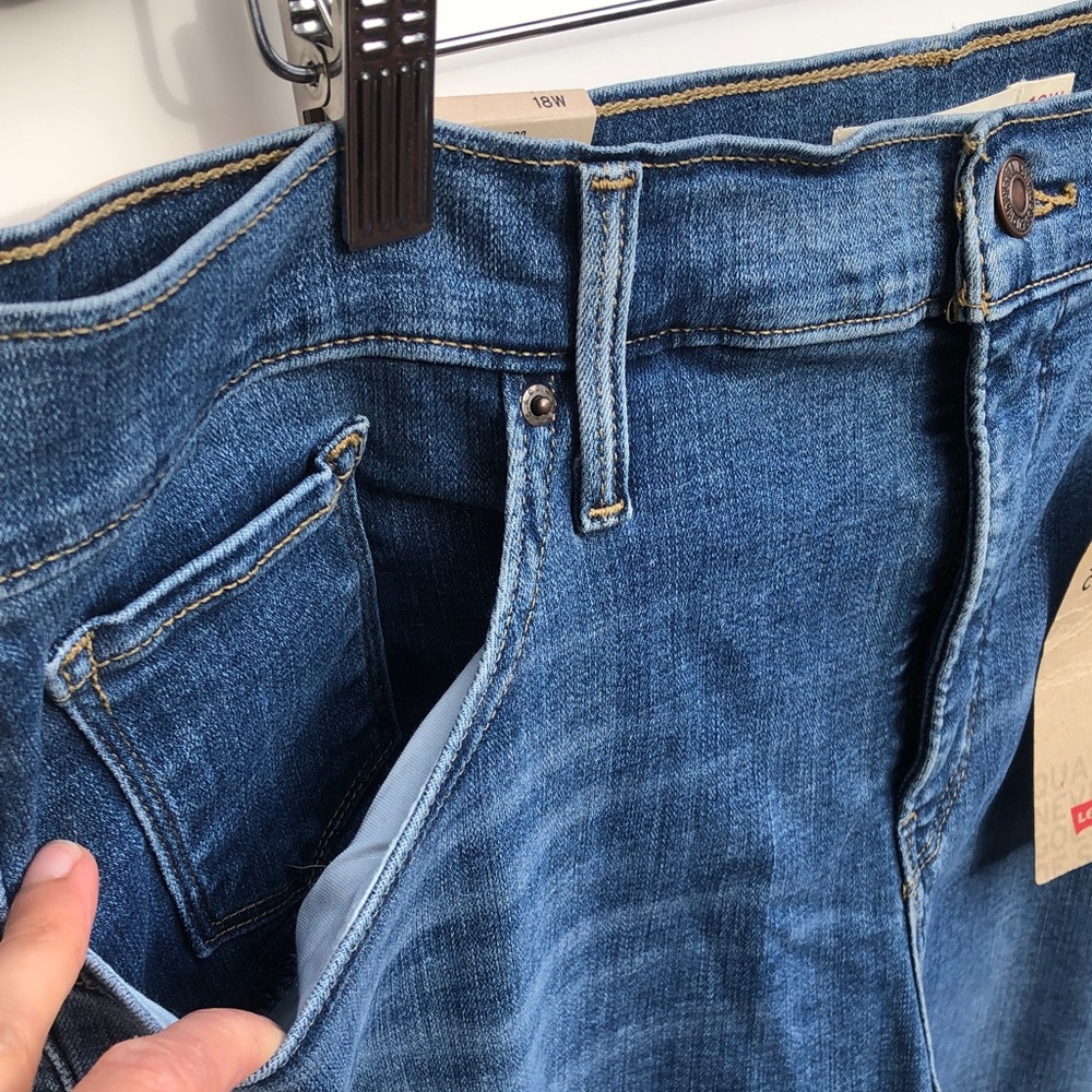 Levi's Women's Blue Denim Capris - Picture 5 of 8